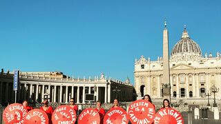 Miembros de la WOC durante su manifestación frente al Vaticano
