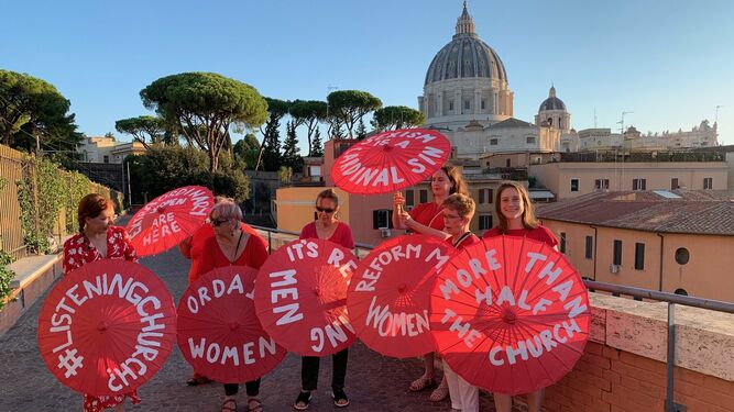 Mujeres de la WOC se manifiestan ante el Vaticano