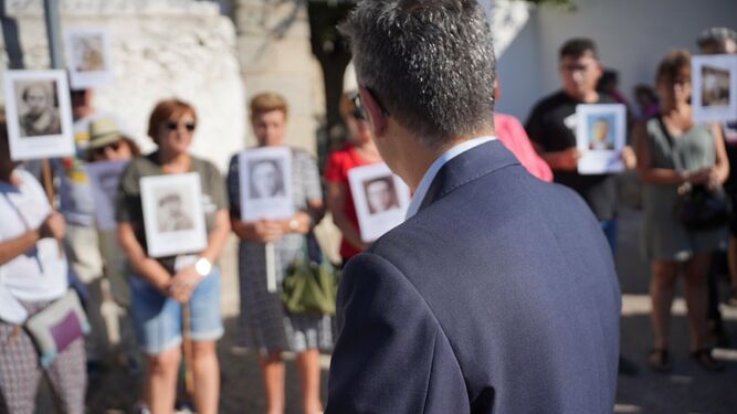 Bolaños, con familiares de represaliados del Franquismo en Colmenar Viejo