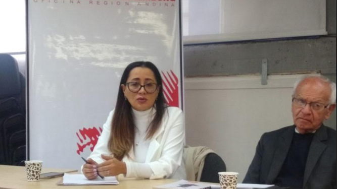 Alexandra Valencia y el jesuita Giraldo