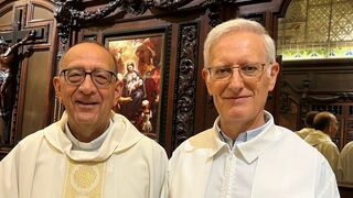 Monseñor Juan José Omella junto a Kerman López
