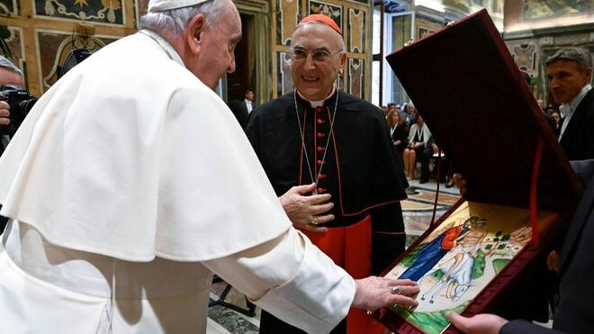 El Papa recibe un icono del buen samaritano
