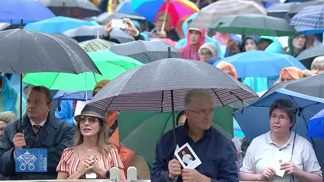 Fieles siguen, bajo la lluvia, la beatificación de Juan Pablo I