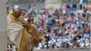 Francisco reza en la plaza de San Pedro