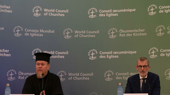 El arzobispo Yevstratiy durante la rueda de prensa
