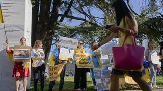 Protesta con la guerra en el exterior de la Asamblea