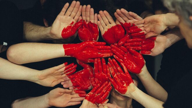 Manos formando un corazón