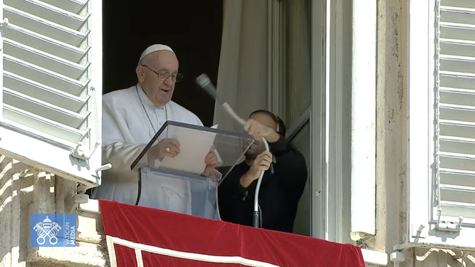Francisco se apresta a leer su catequesis