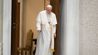 El Papa entra en el aula Pablo VI