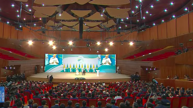 Auditorio del primer discurso del Papa