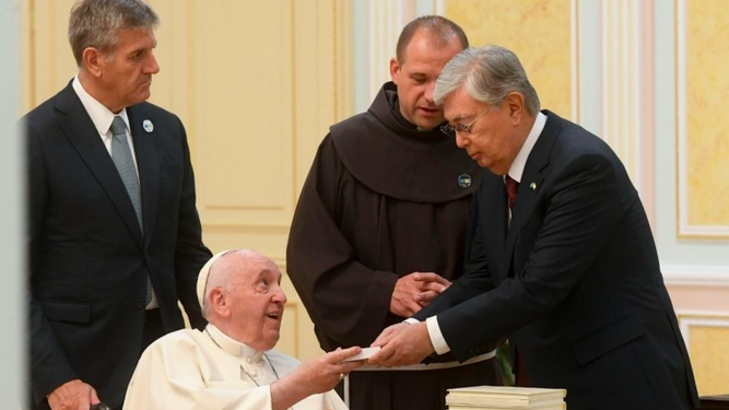 Intercambio de regalos entre el Papa y el presidente de Kazajistán