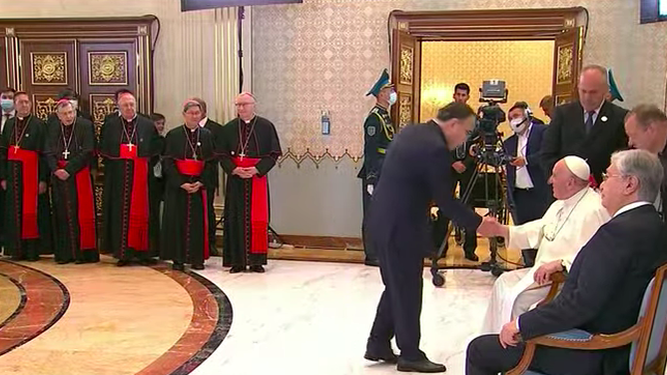 Saludos al Papa a su llegada a Kazajistán