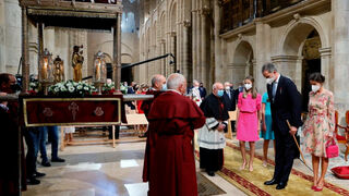 Felipe VI se inclina ante la imagen de Santiago