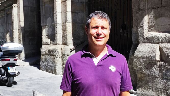 Santos Urías frente a su parroquia madrileña