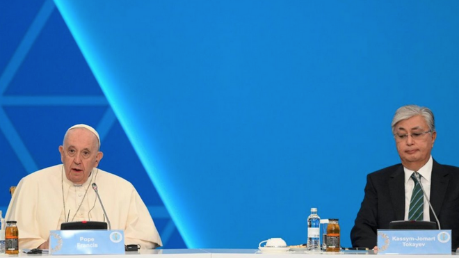Papa Francisco y el presidente de Kazajstán, Kasim-Yomart Tokáyev, en VII Congreso de Líderes de las religiones mundiales