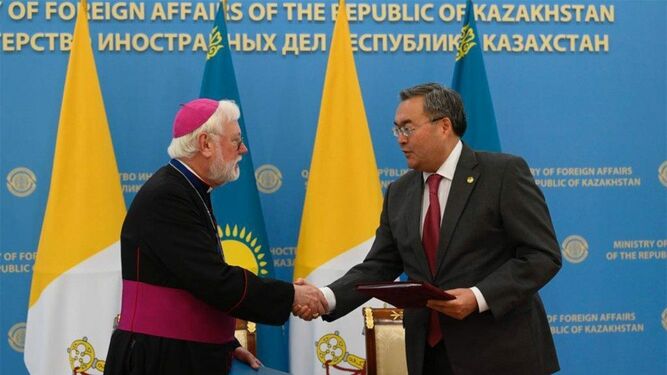 Monseñor Paul Richard Gallagher y su homónimo kazajo, Sr. Mukhtar Tileuberdi