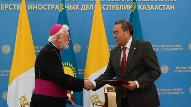 Monseñor Paul Richard Gallagher y su homónimo kazajo,  Sr. Mukhtar Tileuberdi