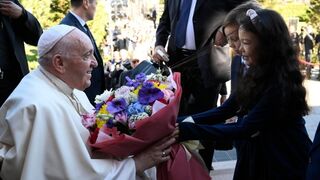 El Papa recibe un ramo de flores de dos niños kazajos