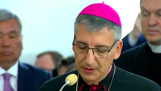 Mumbiela, en su saludo al Papa