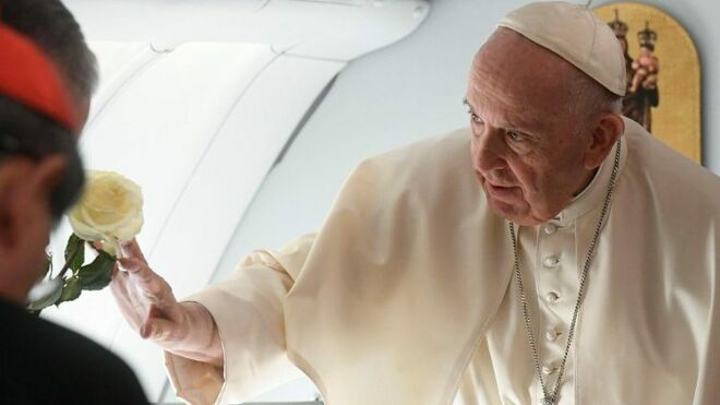 Una rosa blanca para el Papa a su salida de Kazajistán
