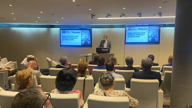 Entrega de diplomas en el auditorio del Banco Sabadell