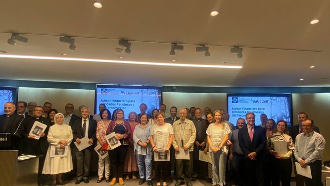 Foto de familia del curso de asesores financieros de la Iglesia convocado por la UFV y el Banco Sabadell