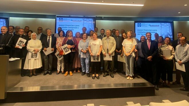 Foto de familia del curso de asesores financieros de la Iglesia convocado por la UFV y el Banco Sabadell