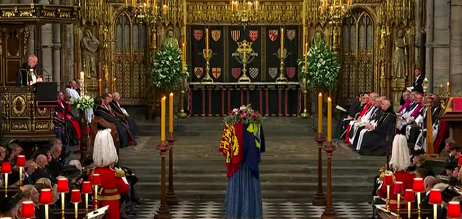 Welby pronuncia el sermón en el funeral de Isabel II