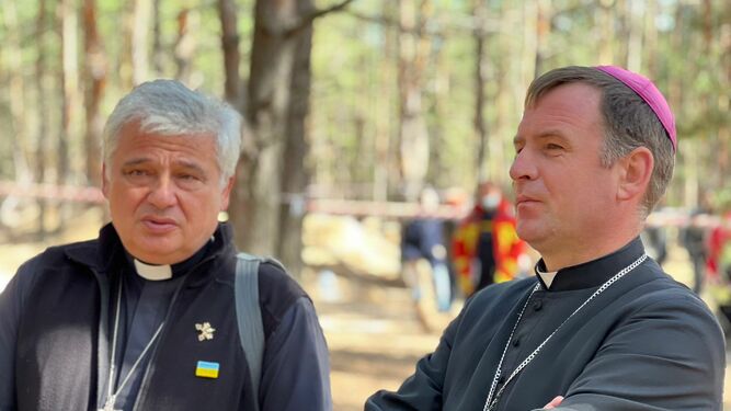krajewski con el obispo Pavlo Honcharuk
