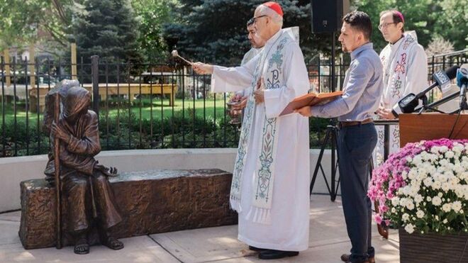Cardenal Czerny bendiciendo la escultura 'Be welcoming'