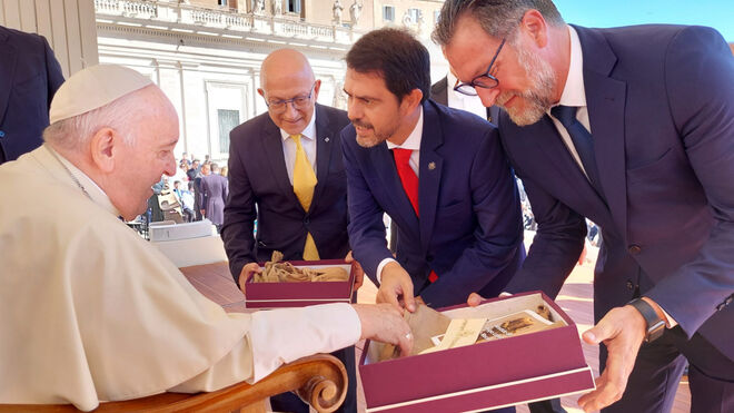 Francisco recibe la réplica del hábito de Ignacio de Loyola