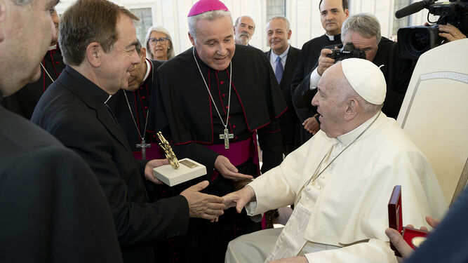 La delegación de la Fundación VIII Centenario con el Papa Francisco