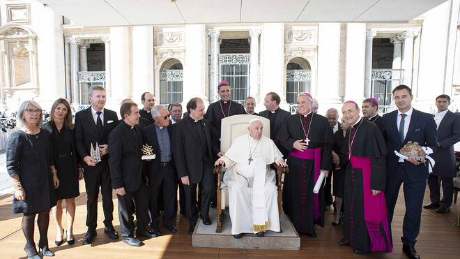 La delegación de la Fundación VIII Centenario con el Papa