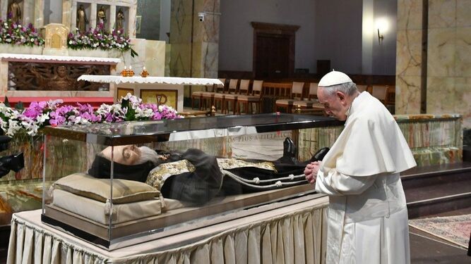 Francisco ante las reliquias del Padre Pío
