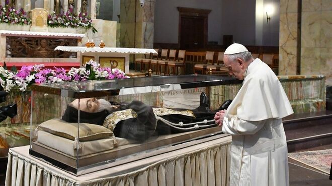 Francisco ante las reliquias del Padre Pío
