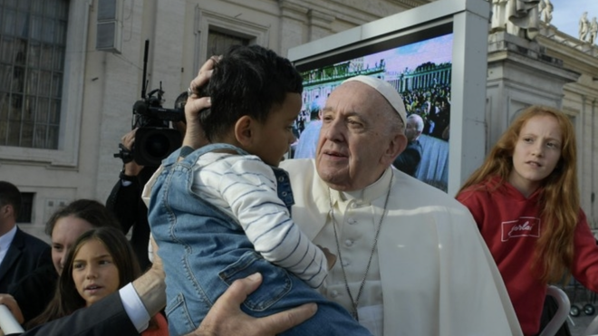 El Papa saluda a un niño en la audiencia general