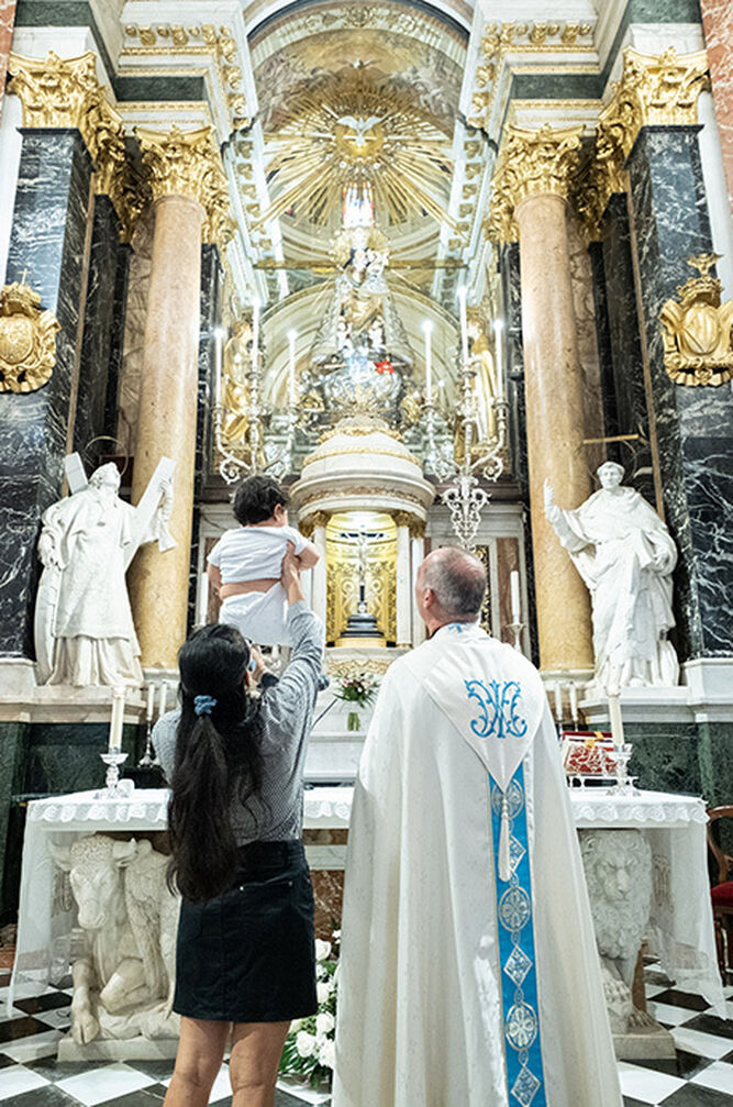 Ofrecimiento de bebés y niños a la Virgen de los desamparados