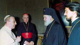Juan Pablo I y Nikodim. Los acompañan Johanes Willebrands y el «jesuita» Miguel Arranz