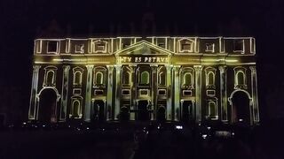 La fachada de San Pedro se ilumina cada noche para proyectar la vida del primer Papa