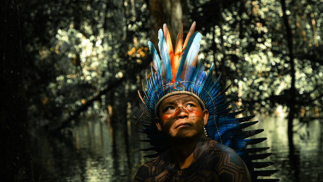 El jefe indígena Dadá, en canoa