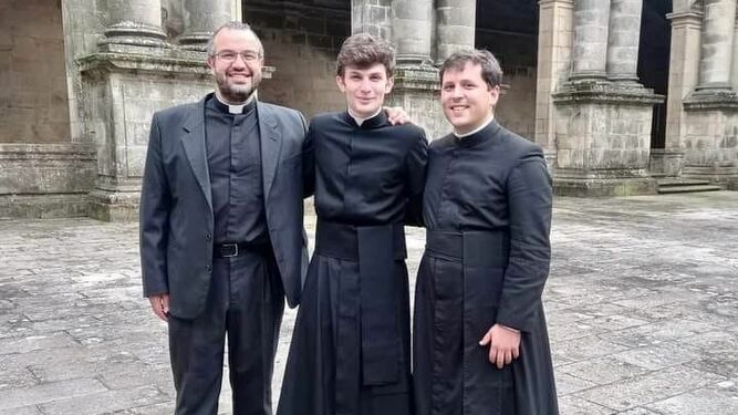 Jóvenes diáconos con sotana en Santiago de Compostela