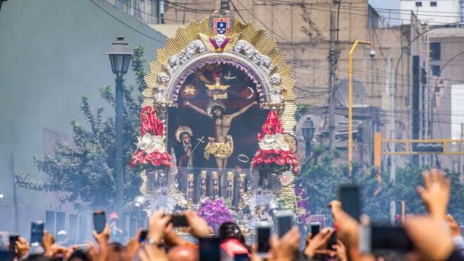 El Señor de los Milagros sale a la calle en Lima después de dos años de pandemia