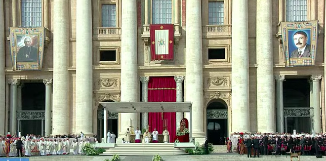 Scalabrini y Zatti, en la plaza de San Pedro