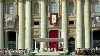 Los lienzos de los nuevos santos en San Pedro