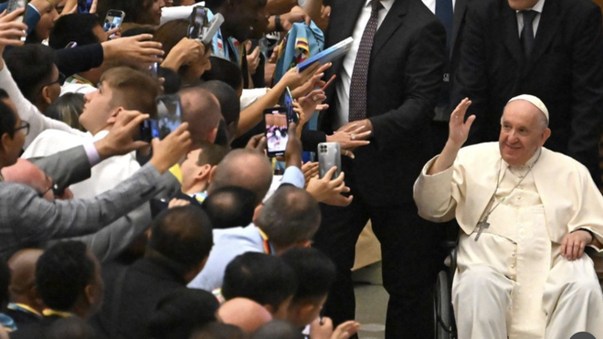 El Papa saluda a los scalabrinianos