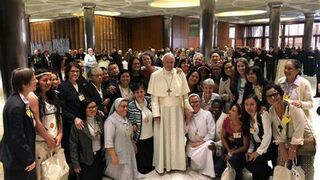 Papa Francisco con las mujeres del Sínodo para la Amazonía