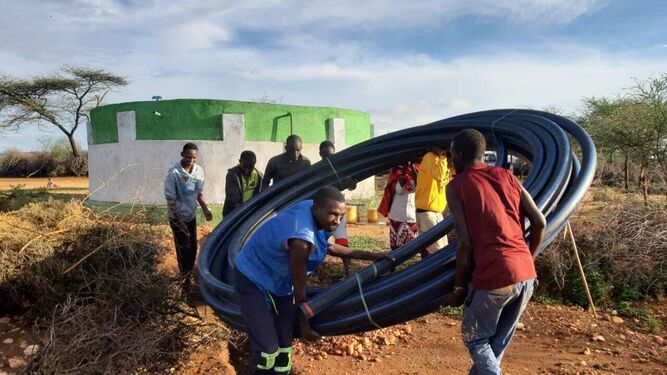 Jóvenes samburu trabajando para hacer el acueducto