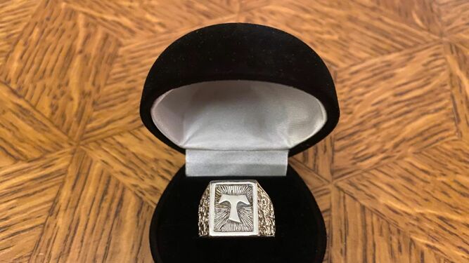 El anillo subastado del obispo auxiiar