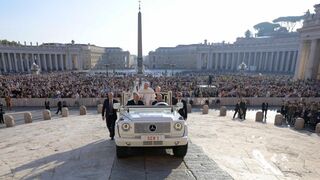 Francisco saluda a los fieles en la audiencia en San Pedro
