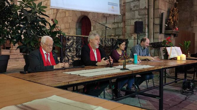 El padre Ángel, y Peio Sánchez, durante el encuentro